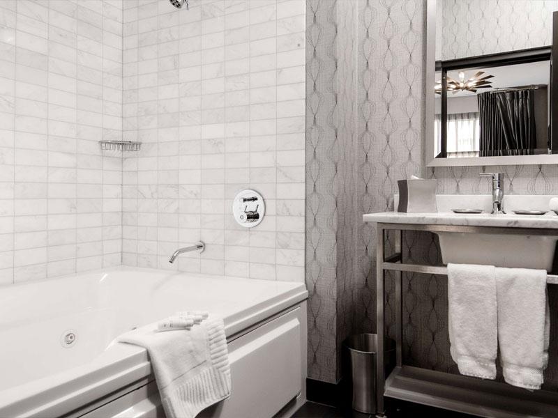 Allegro One Bedroom Suite Two Person Tub