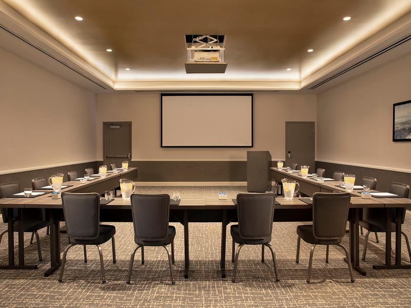 Gallery_SHR_SiliconValley_Meetings_OakCreek_DoorsClosed_NoLogo_WithProjector